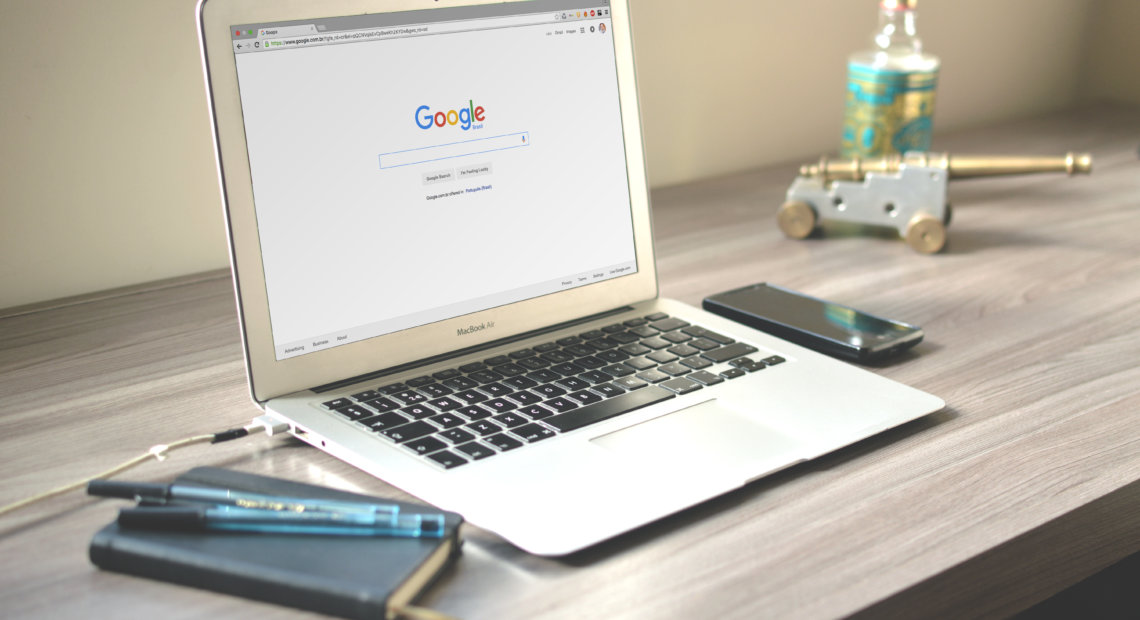 Klēpjdators ar atvērtu Google Chrome pārlūkprgrammu