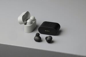 WF-1000XM6_Black_PlatinumSilver_InSituation-Large